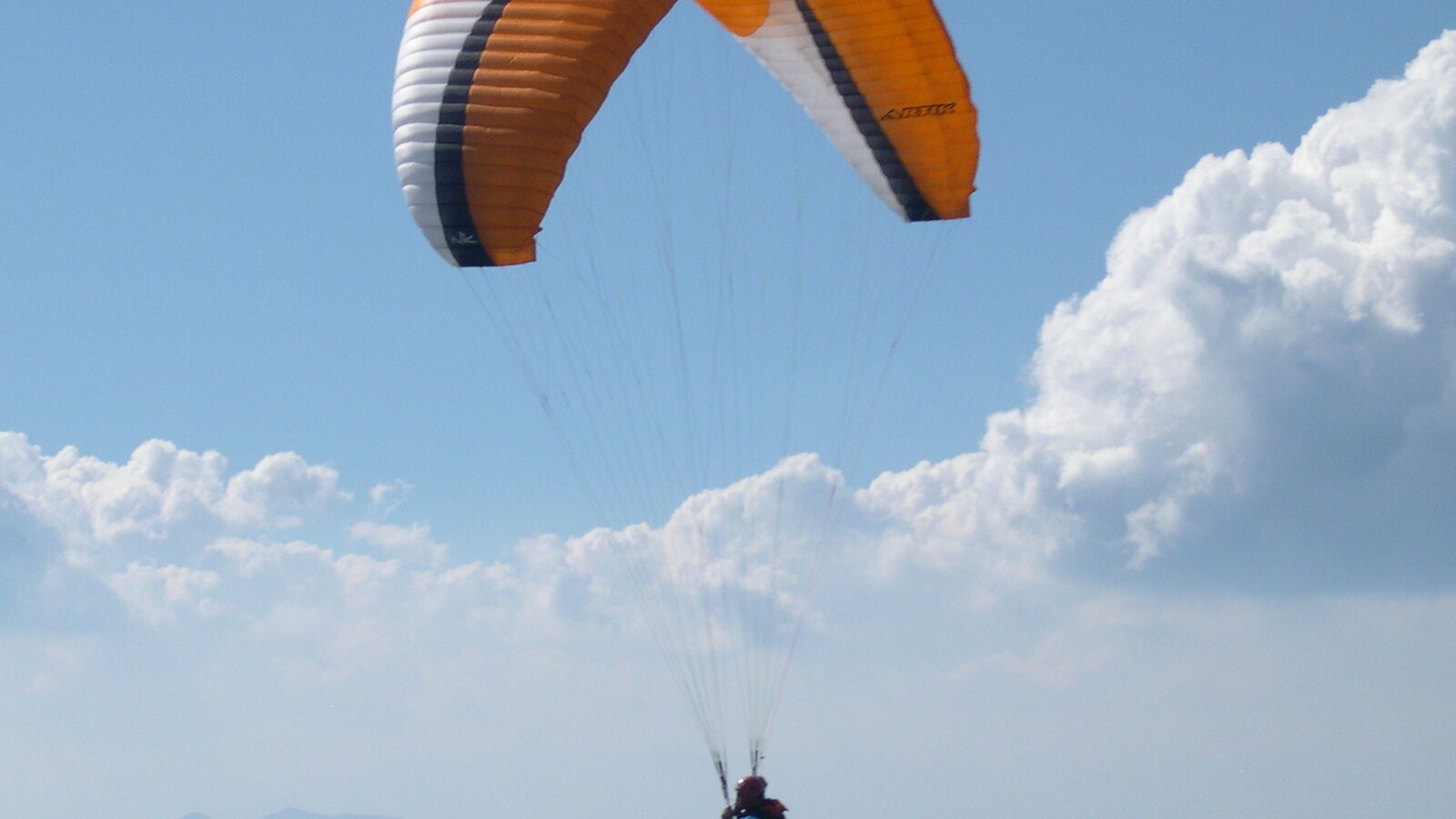 Gleitschirmflieger über dem Monte Baldo mit Blick auf den Gardasee