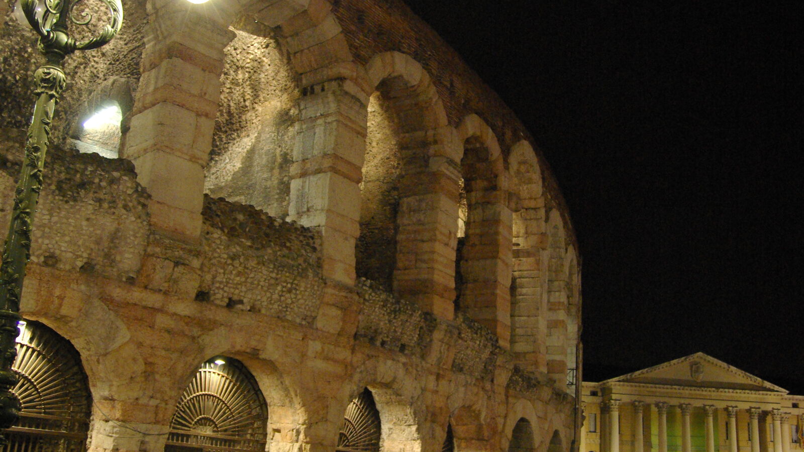 Römisches Amphitheater Arena di Verona an der Piazza Bra in der Abenddämmerung