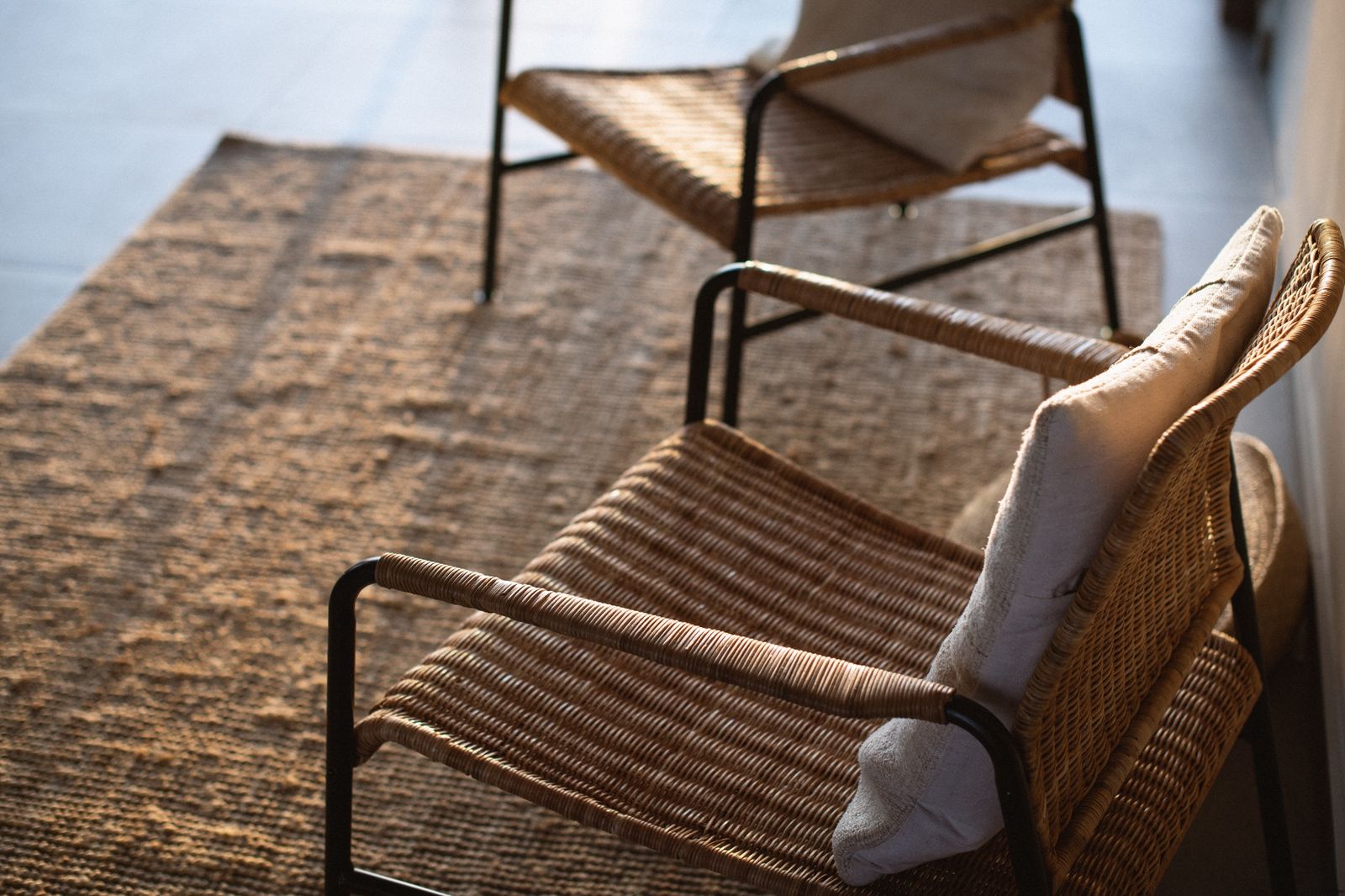 Wohnbereich der Residenza mit Jute-Teppich und Panoramafenster