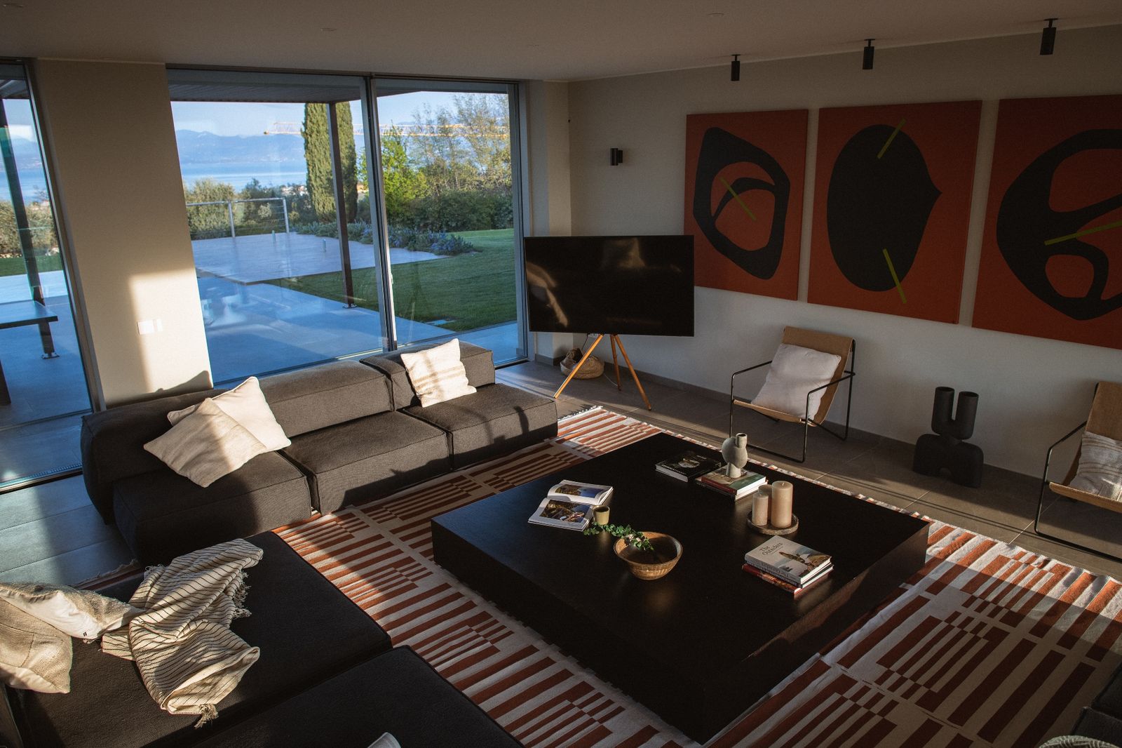 Wohnraum mit Kunst und Poolblick