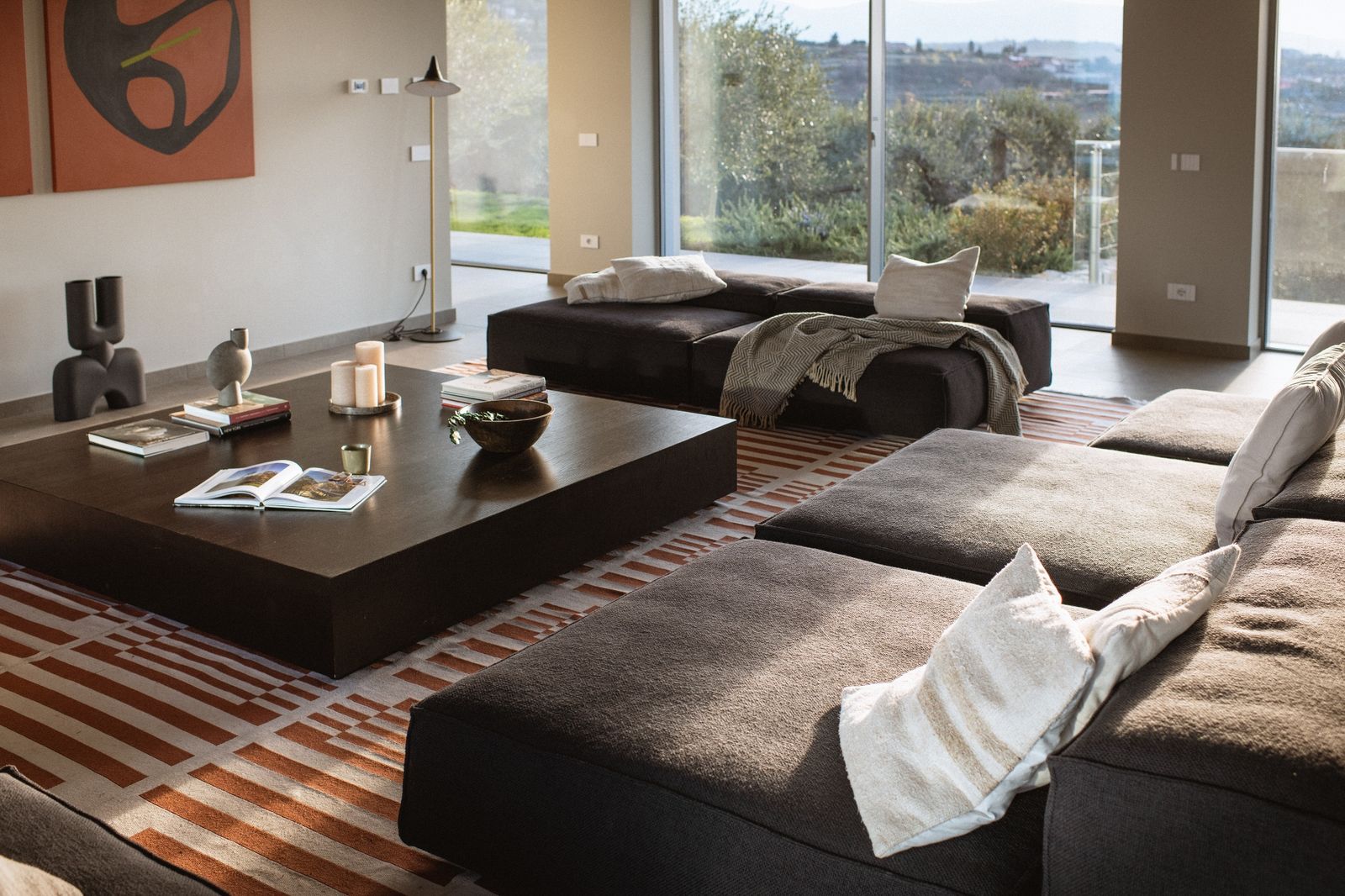 Loungebereich mit tiefen Sofas