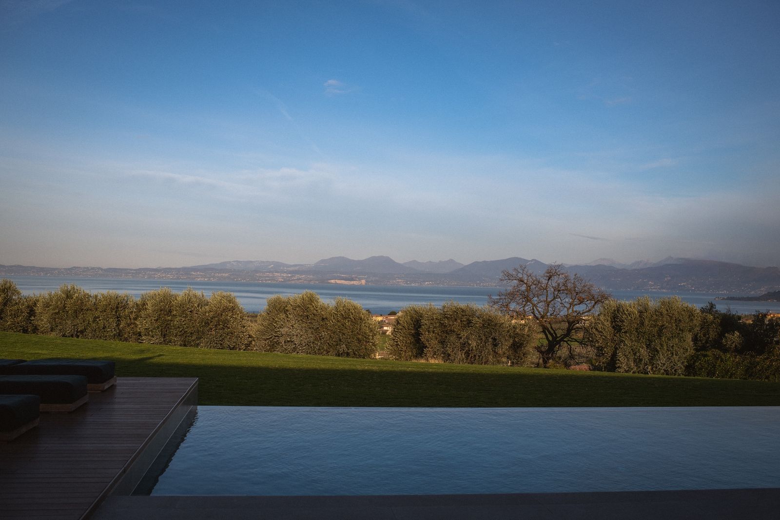 Pool und Panorama über den Gardasee
