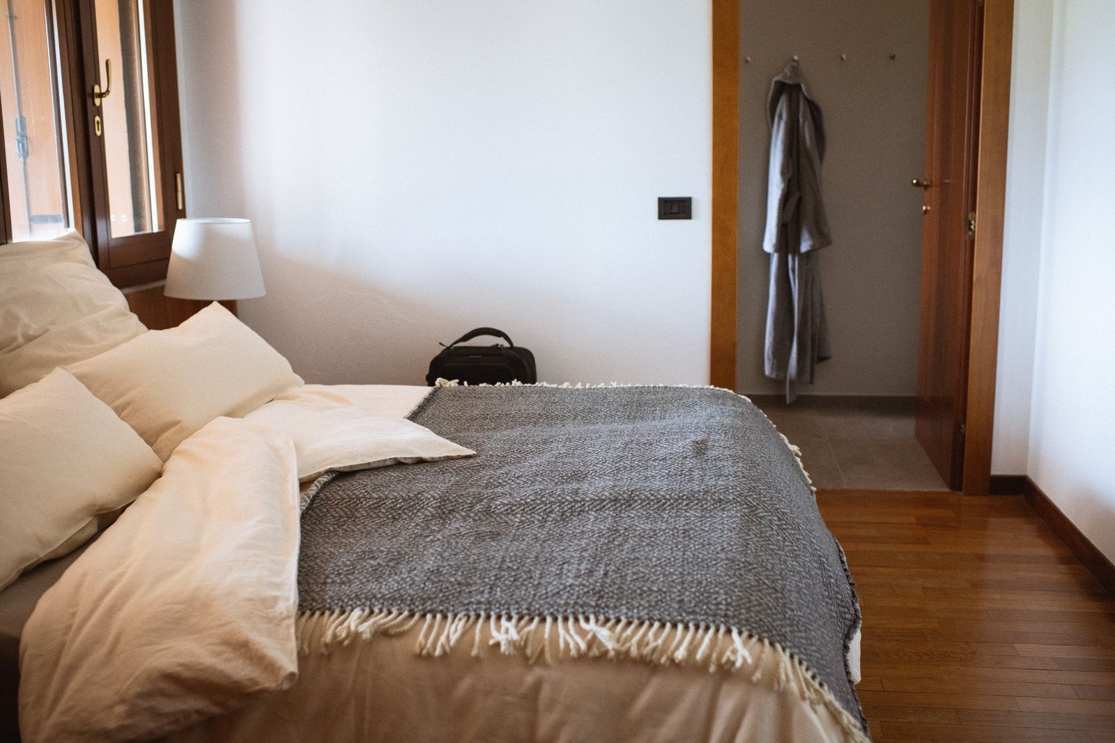 Schlafzimmer der Villa Cavaion mit Parkettboden