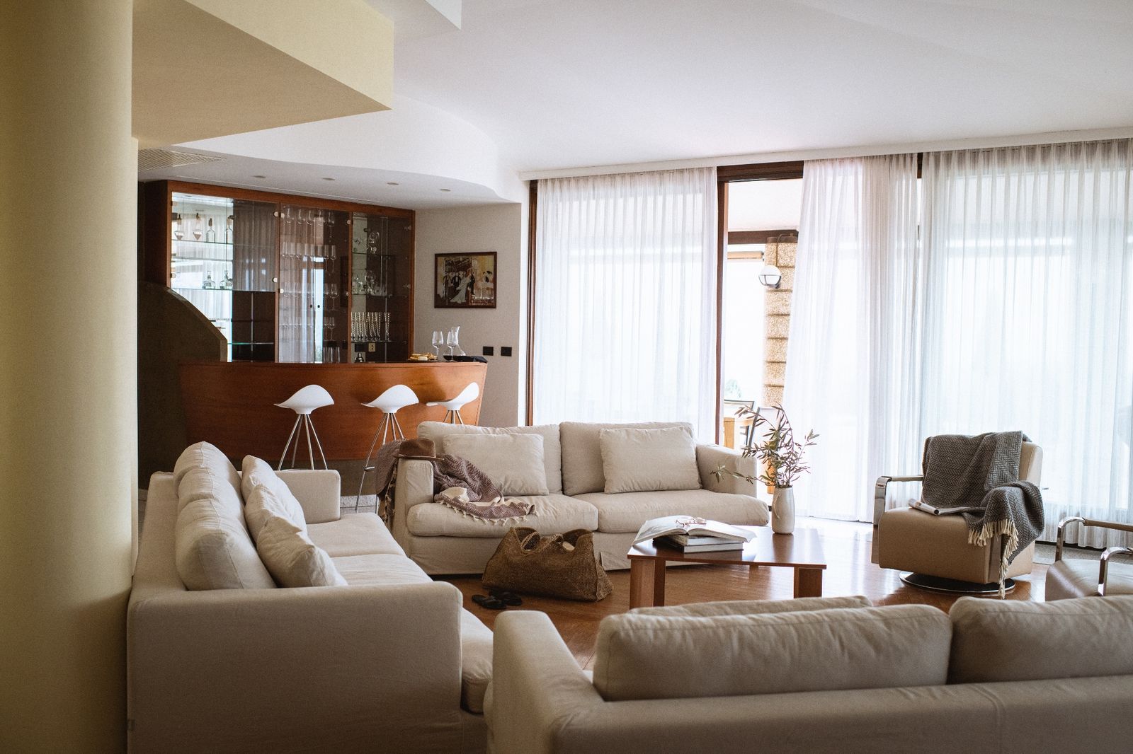 Heller Wohnbereich der Villa Cavaion mit tiefen Sofas
