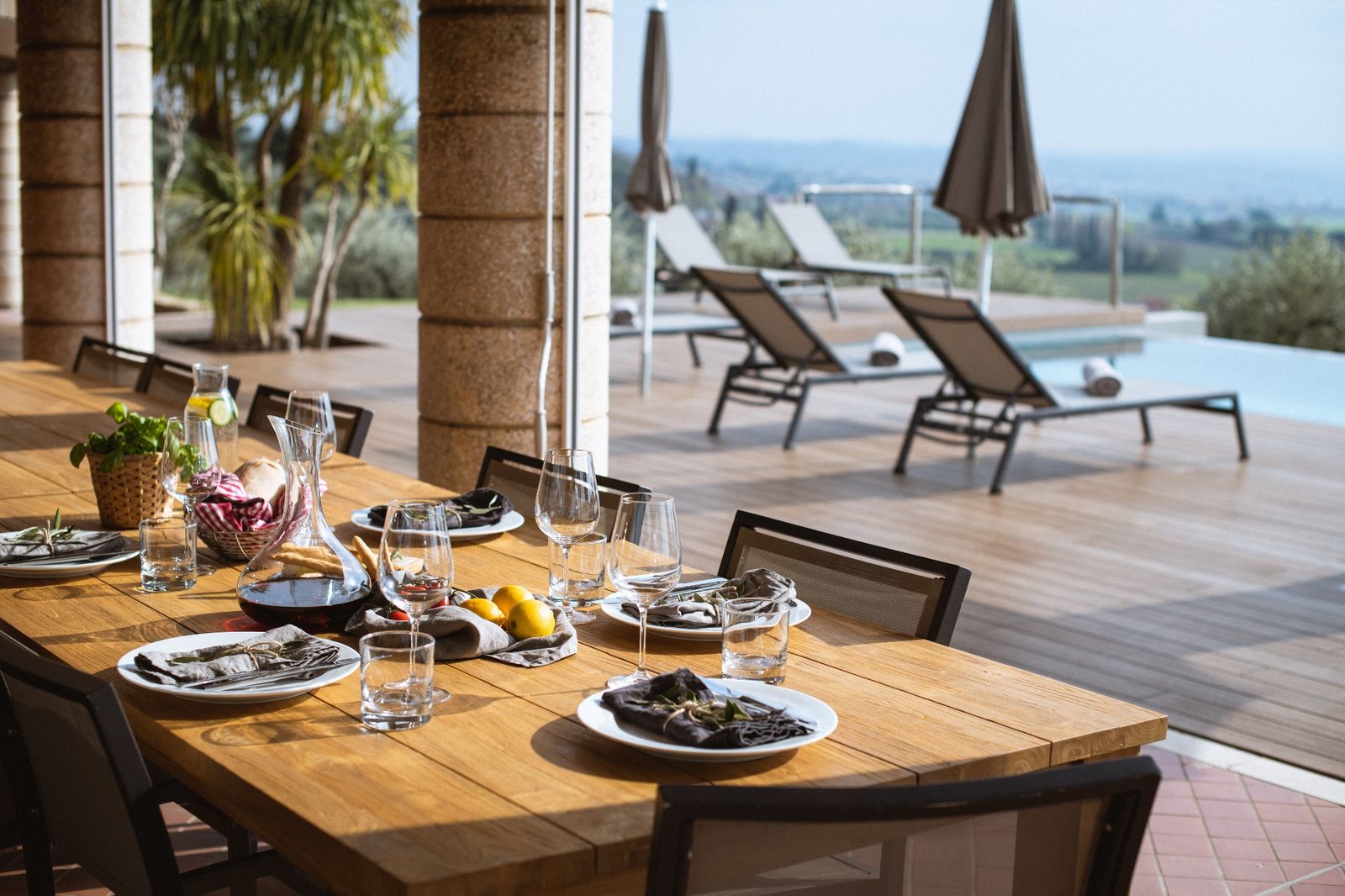 Gedeckter Terrassentisch am Pool der Villa Cavaion