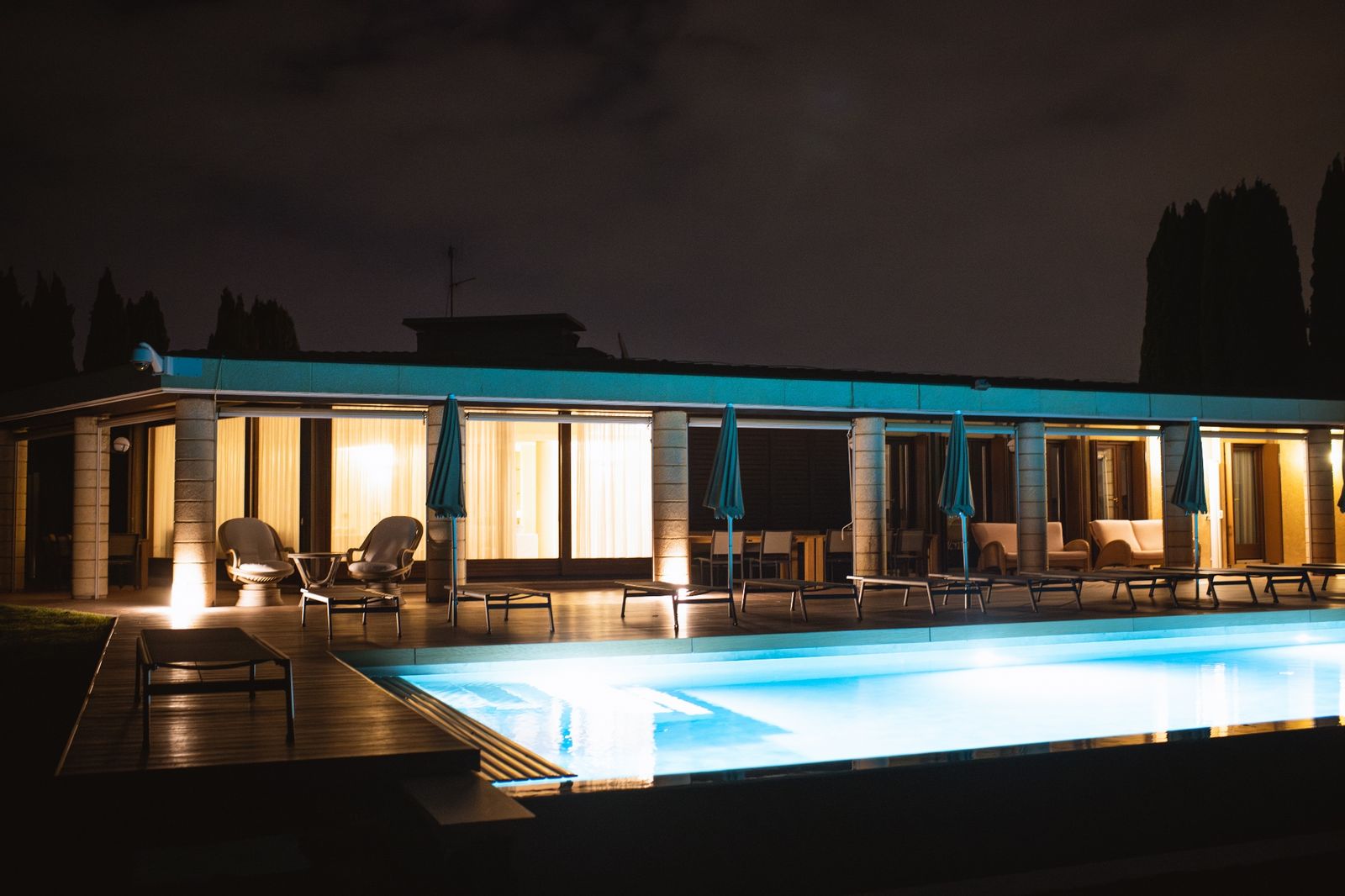 Beleuchteter Pool der Villa Cavaion in der Abenddämmerung