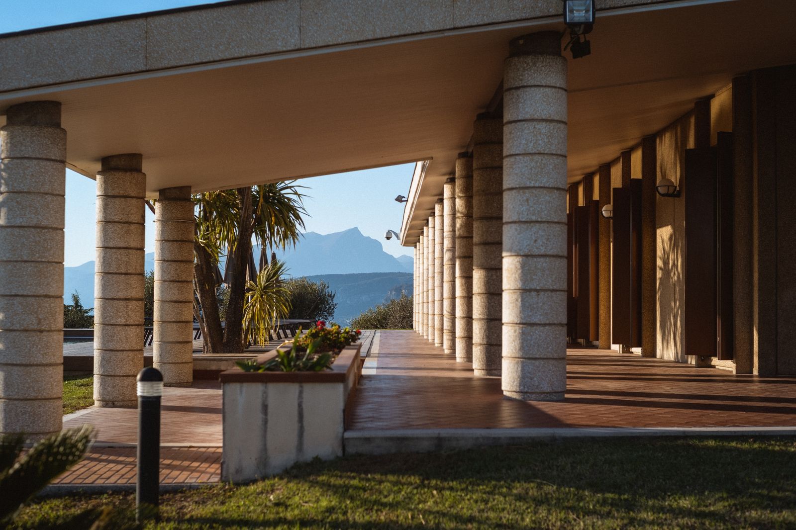 Überdachte Loggia der Villa Cavaion mit Blick auf den See